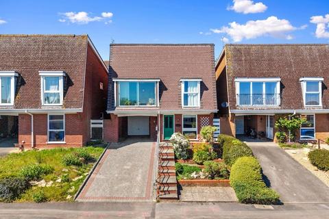 3 bed property, in Beechcombe Close, £315,000