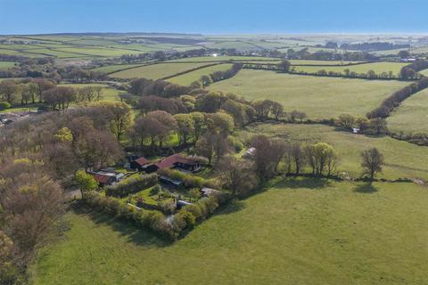 5 bed property, in Treworra, £835,000