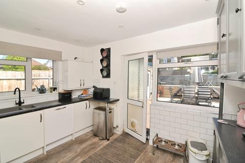 3 bed property, in Park View, £400,000
