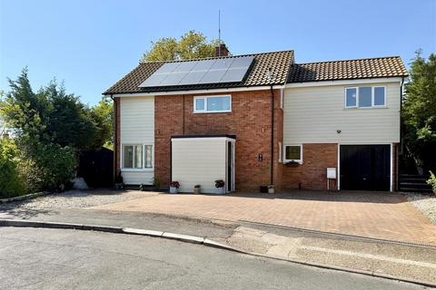4 bed property, in Uvedale Gardens, £525,000