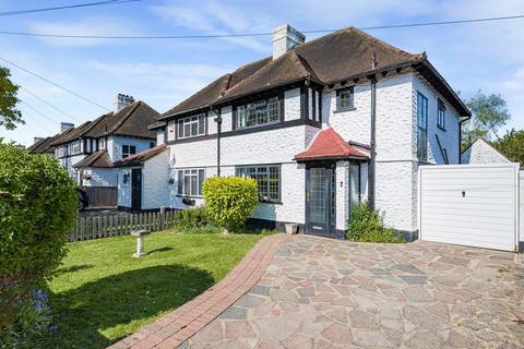 3 bed property, in Fairway, £700,000