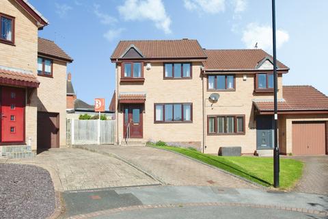 3 bed property, in Nether Ley Gardens, £230,000