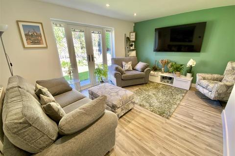 3 bed property, in Wellhouse Lane, £325,000