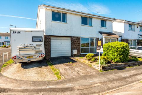 5 bed property, in Springwood Drive, £475,000