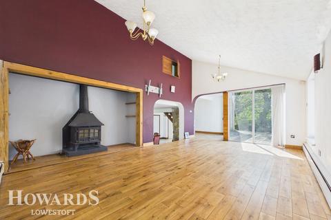 4 bed property, in Gunton Avenue, £450,000