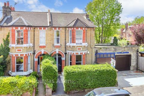 2 bed property, in Glebe Avenue, £475,000