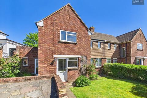 3 bed property, in The Queens Drive, £500,000