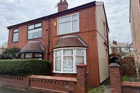 2 bed property, in Rathlyn Avenue, £99,950