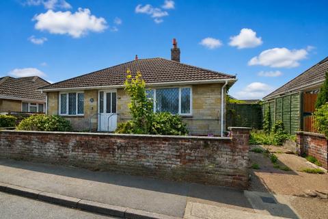 2 bed property, in MODERNISATION REQUIRED * LAKE, £265,000