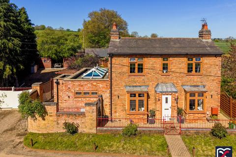 3 bed property, in West Farndon NN11, £630,000
