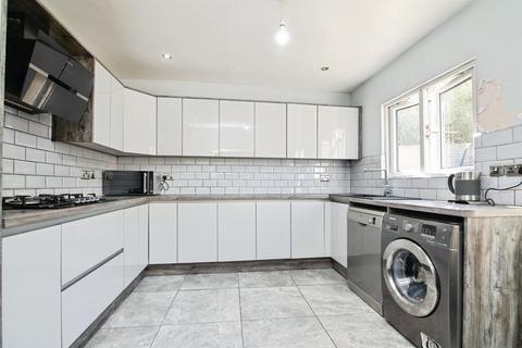 4 bed property, in Halsbury Grove, £260,000