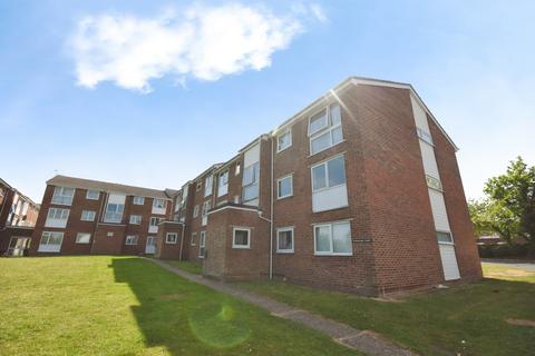 2 bed property, in Trafalgar Court, £80,000