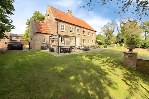 4 bed property, in Main Street, £525,000