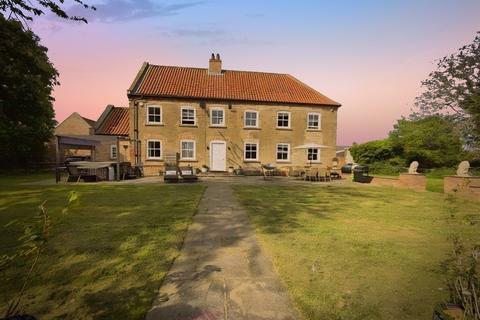 4 bed property, in Main Street, £525,000