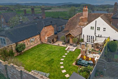 4 bed property, in Worcester WR8, £575,000