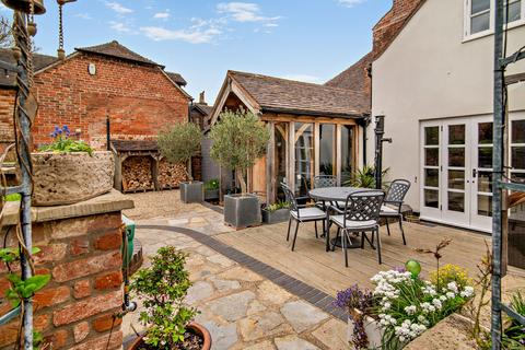 4 bed property, in Worcester WR8, £575,000