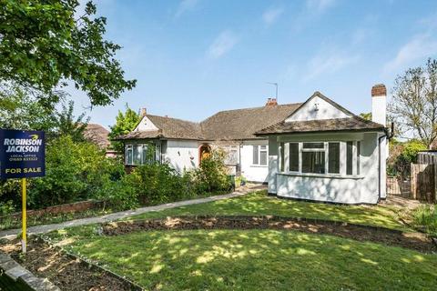 2 bed property, in Court Road, £475,000
