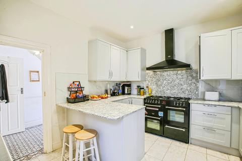 5 bed property, in Brigstock Road, £615,000