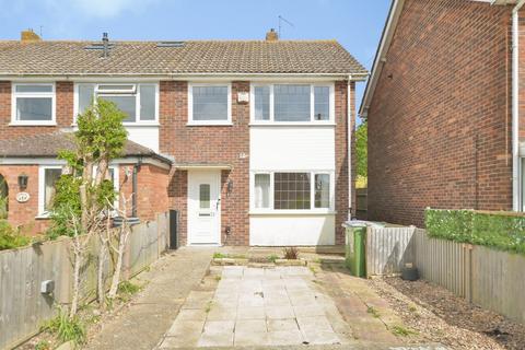 3 bed property, in Queens Road, £220,000