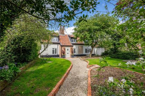 2 bed property, in Hunstead Lane, £450,000