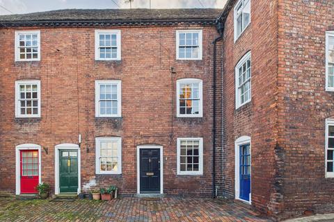 2 bed property, in High Street, £250,000