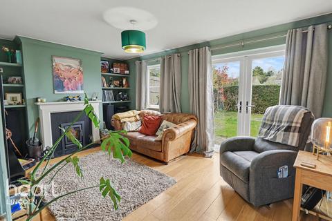 4 bed property, in Paddock View, £450,000