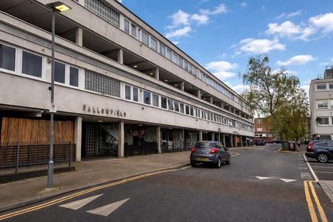 3 bed property, in Pooles Park, £275,000