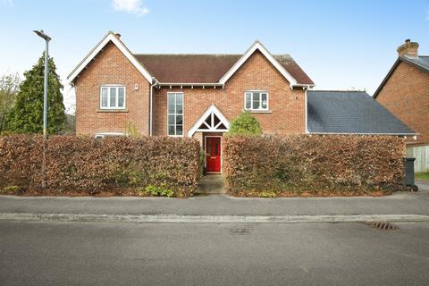 4 bed property, in Pinetum Close, £675,000