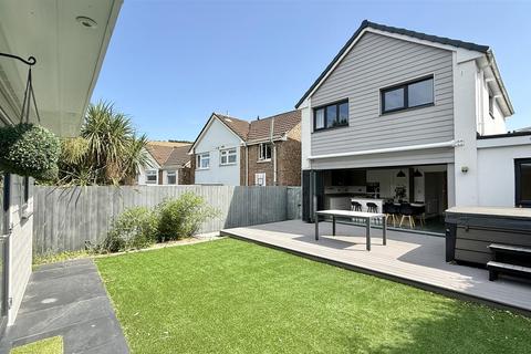 4 bed property, in Silvan Drive, £500,000