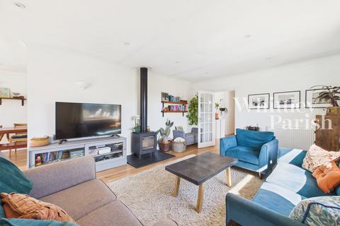4 bed property, in High Road, £525,000