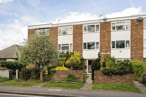3 bed property, in Fordbridge Road, £475,000
