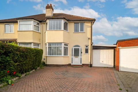3 bed property, in Brooklands Close, £340,000