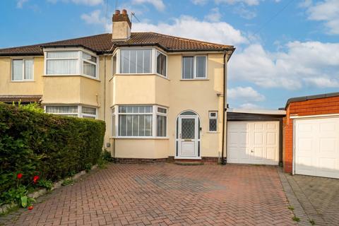 3 bed property, in Brooklands Close, £330,000