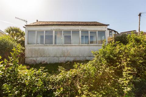 1 bed property, in Bryn Terrace, £150,000