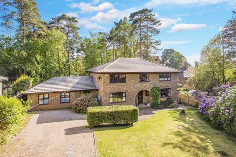 5 bed property, in Warren Road, £895,000