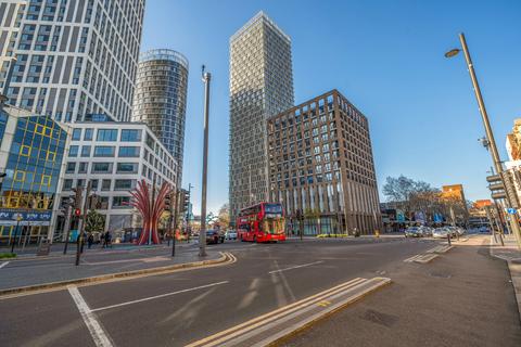 1 bed property, in Stratosphere Tower, £418,000