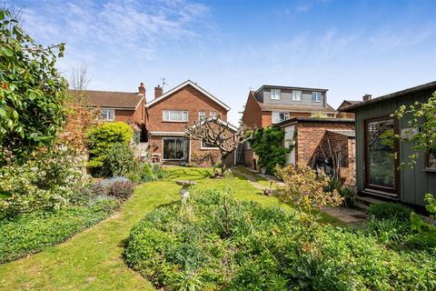 3 bed property, in Queens Drive, £475,000