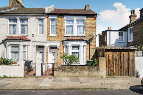 3 bed property, in Merritt Road, £799,995