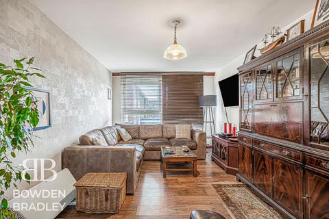 1 bed property, in Henrys Walk, £240,000