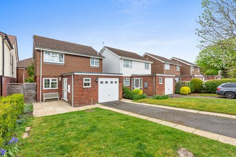 3 bed property, in Cavendish Close, £600,000