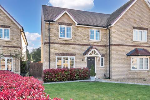 3 bed property, in Robinson Gardens, £440,000