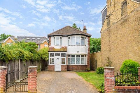 3 bed property, in Chelmsford Road, £750,000