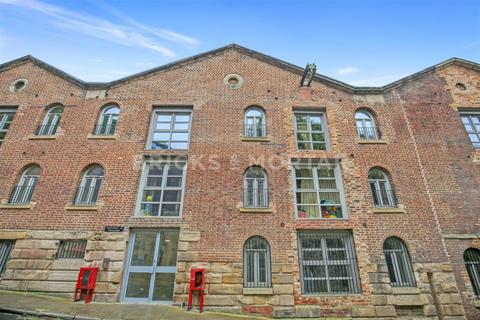 2 bed property, in Hanover Street, £175,000