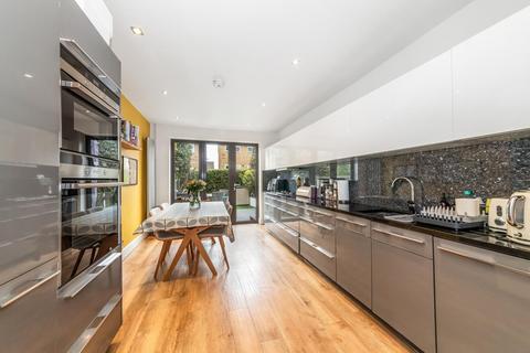 3 bed property, in Pleydell Avenue, £900,000