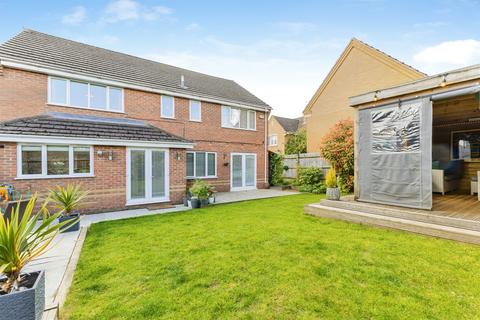 5 bed property, in Villa Way, £630,000