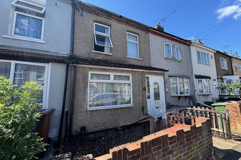 3 bed property, in Grove Road, £325,000