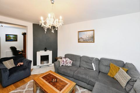 2 bed property, in Queens Drive, £375,000
