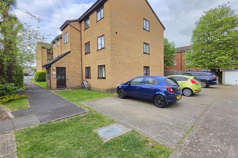 2 bed property, in Millhaven Close, £250,000
