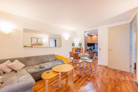 1 bed property, in New Providence Wharf, £300,000