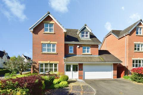 5 bed property, in Oakfield Close, £390,000